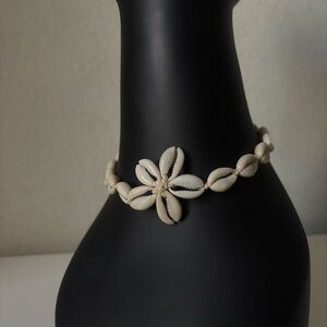 Cream Shell Flower Choker Necklace
